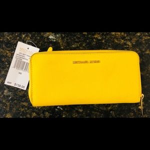 MichaelKors Jet Set Travel Leather Wallet Sun Gold